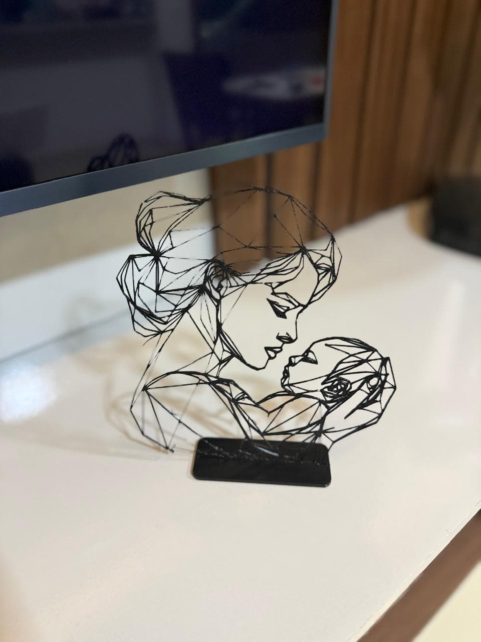 Escultura mãe e filho em Linhas geometricas